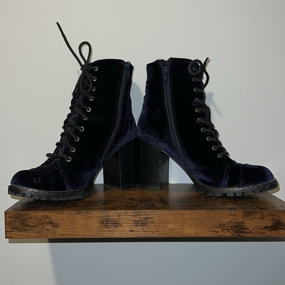 🎉5/$15🎉 BLUE SUEDE CHUNKY HEELED BOOTS (8) - Picture 3 of 16